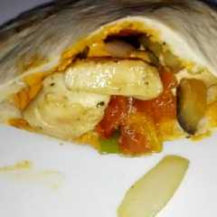 Foto principal de Pita de verduras y pollo braseado con salsa romesco