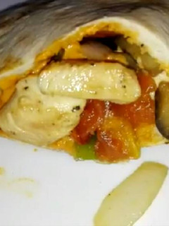 Una foto de Pita de verduras y pollo braseado con salsa romesco