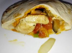 Una foto de Pita de verduras y pollo braseado con salsa romesco