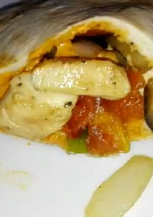 Una foto de Pita de verduras y pollo braseado con salsa romesco