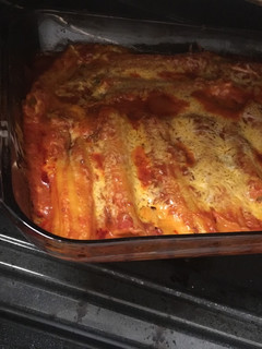 Una foto de Manicotti con salsa de espinaca y queso