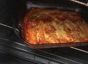 Una foto de Manicotti con salsa de espinaca y queso