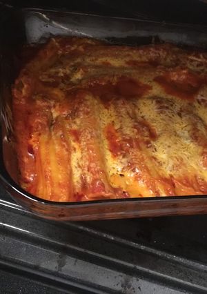 Una foto de Manicotti con salsa de espinaca y queso