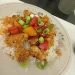 A picture of Sweet chilli chicken bites on rice.