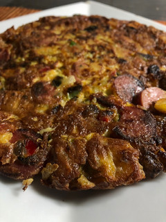 Una foto de Tortilla de papa y panchos🤍🥔