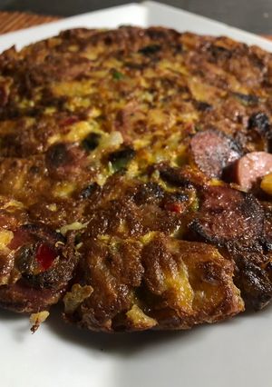 Una foto de Tortilla de papa y panchos🤍🥔