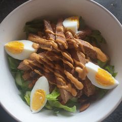 A picture of Striploin steak fajitas salad.