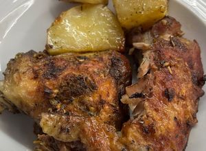 Foto de Coxas de frango assadas com batatas no forno