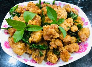 Hình của món Gà chiên rau húng quế.