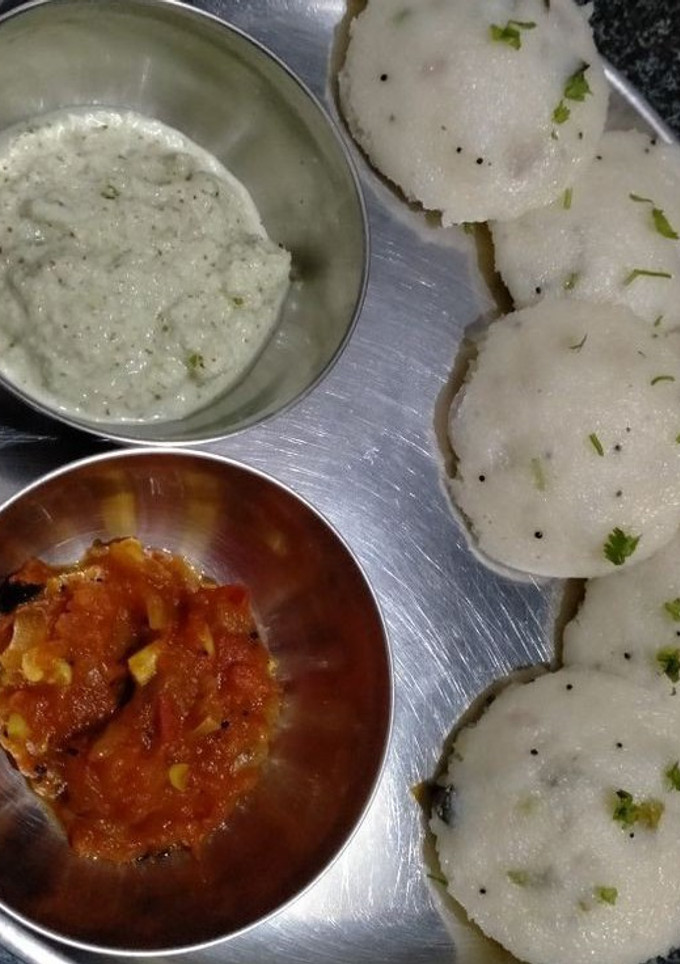 A picture of Idli sambhar.