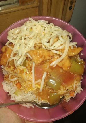 A picture of Chicken jalfarezi with fried rice.