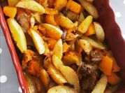 Une photo de pommes de terre grenaille au four