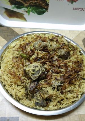 صورة لوصفة رز مع اللحمه بالبصل المحمر