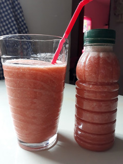 Una foto de Licuado de frutas🍎🍌🍊🍓🥕🍌🍎🍊🍓
