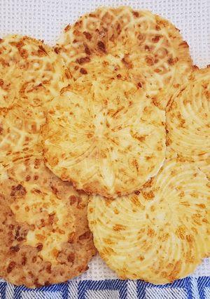 Sajtos tallér gluténmentesen (ostyasütőben) recept fotója