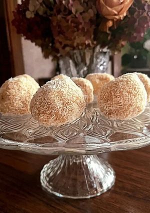 Zdjęcie przepisu Kulki kokosowe Rafaello.