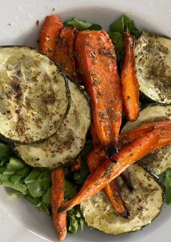 Una foto de Ensalada templada de verduras y acelgas