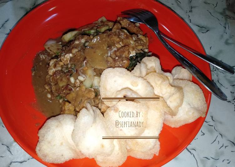 Bagaimana Menyiapkan Rujak petis Anti Gagal