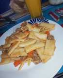 Rigatoni con salsa de tomate y carne
