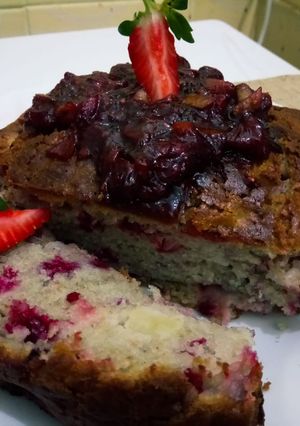A picture of Berry Crumble Cake.