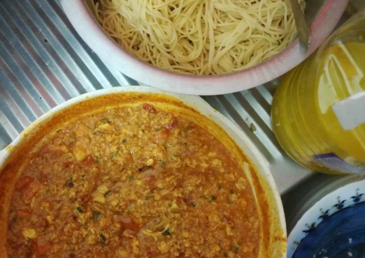 Spaghetti and egg tomato curry