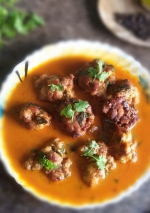 A picture of Thai chicken meatballs curry.