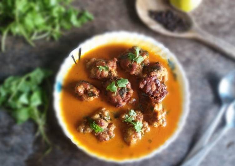 Thai chicken meatballs curry