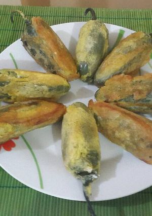 Una foto de Chiles cuaresmeños rellenos de atún