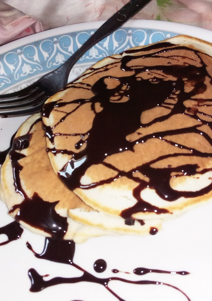 A picture of Pancake with chocolate topping.
