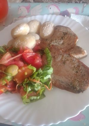 Una foto de Atún a la plancha con papas arrugadas y ensalada