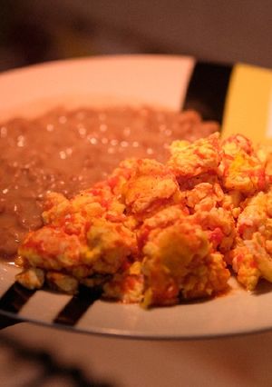 Una foto de Huevo guisado con salsa roja