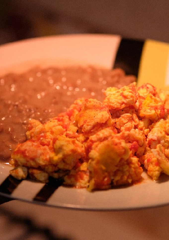 Una foto de Huevo guisado con salsa roja