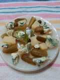 Pepinos, roquefort, alcaparras  y papa