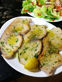 Una foto de Emperador a la plancha con salsa verde