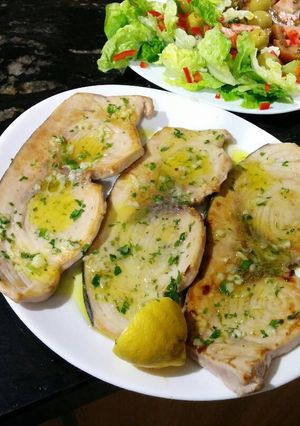 Una foto de Emperador a la plancha con salsa verde