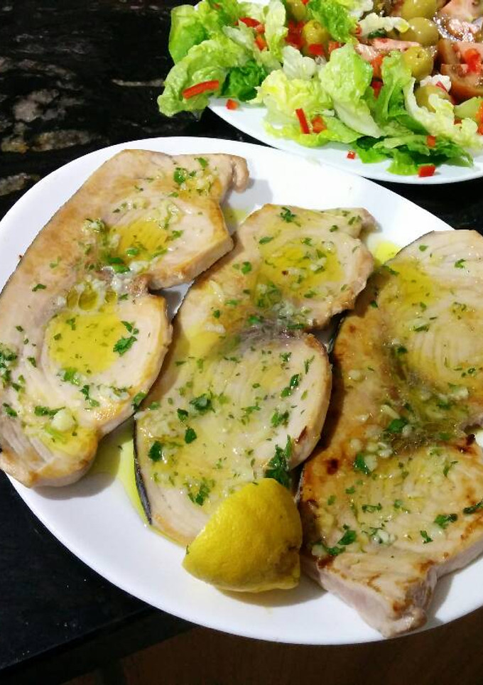 Una foto de Emperador a la plancha con salsa verde