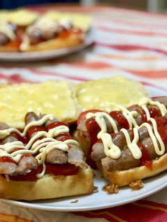 Foto principal de Bocadillo de salchicha blanca, tomate, queso y mayonesa