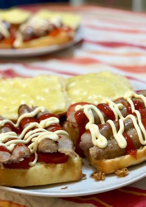 Una foto de Bocadillo de salchicha blanca, tomate, queso y mayonesa