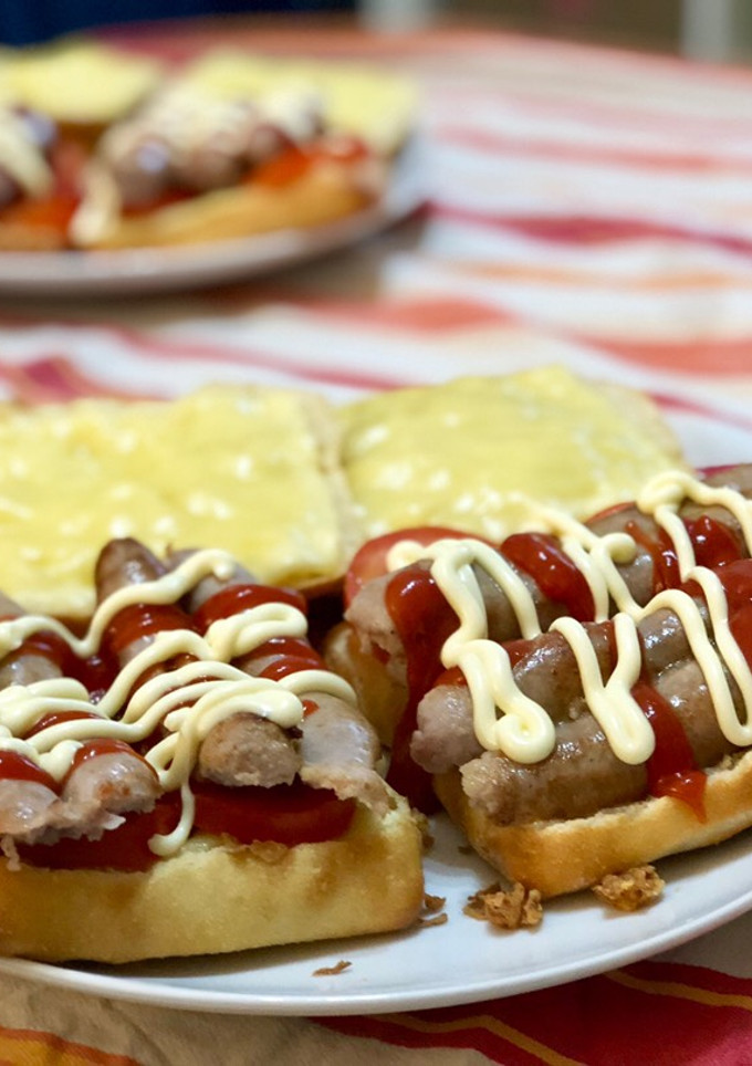 Una foto de Bocadillo de salchicha blanca, tomate, queso y mayonesa