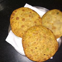 A picture of Hara Pyaaz and Sprouts ki masala puri.