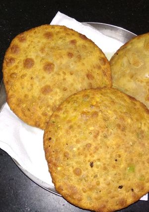 A picture of Hara Pyaaz and Sprouts ki masala puri.
