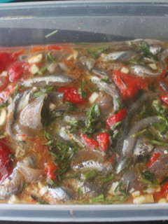 Una foto de Boquerones en vinagre con pimientos asados