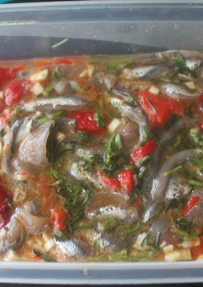 Una foto de Boquerones en vinagre con pimientos asados