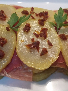 Una foto de Milhoja de patata con jamón y foie