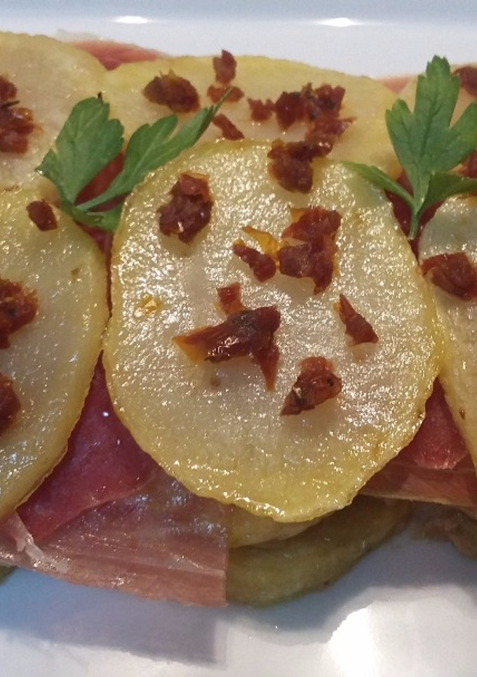 Una foto de Milhoja de patata con jamón y foie