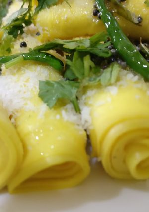 A picture of Khandvi in microwave.