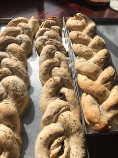 Una foto de Trenzas de longaniza y aceitunas negras