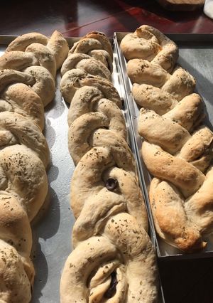 Una foto de Trenzas de longaniza y aceitunas negras