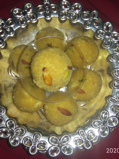 बेसन सूजी के लड्डू (Besan suji ke ladoo recipe in Hindi) रेसिपी मुख्य फोटो