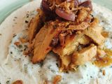 Taco de pollo marinado y salsa tzatziki